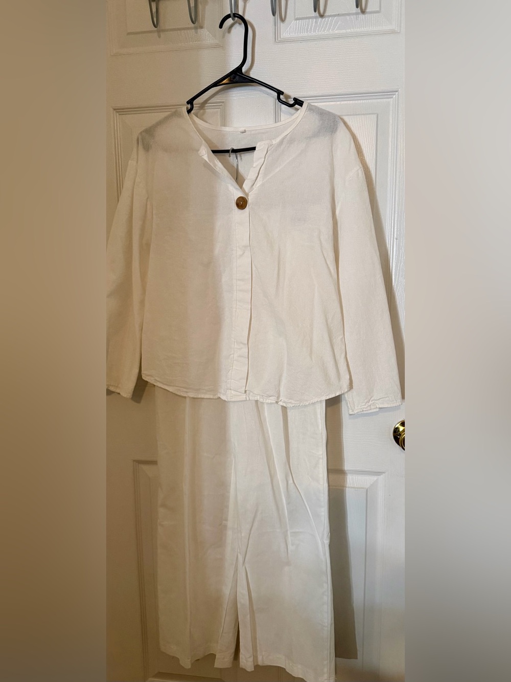 Women's 2pc white linen pants set.